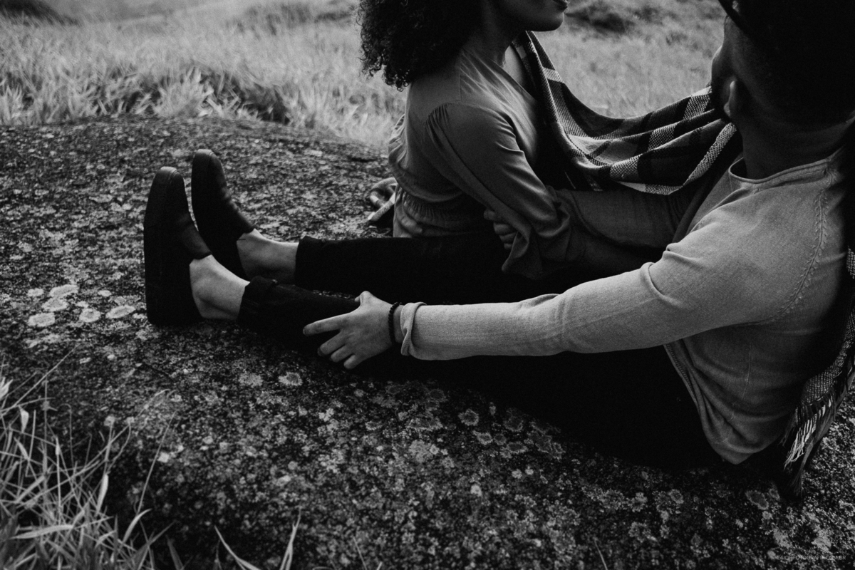 ensaio pre wedding fotografia de casamento fotos no campo fotografos de casamento sao paulo caio henrique nascel do sol montanhas