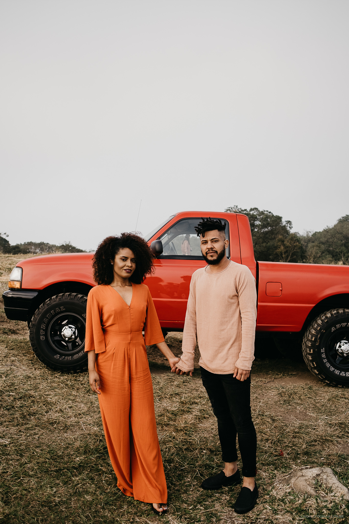ensaio pre wedding fotografia de casamento fotos no campo fotografos de casamento sao paulo caio henrique nascel do sol montanhas