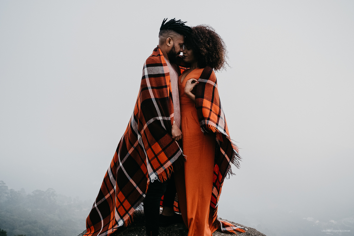 ensaio no campo fotos de casal com neblina casamentos de dia fotografia de casamento fotografos de sao paulo ideias de fotos 