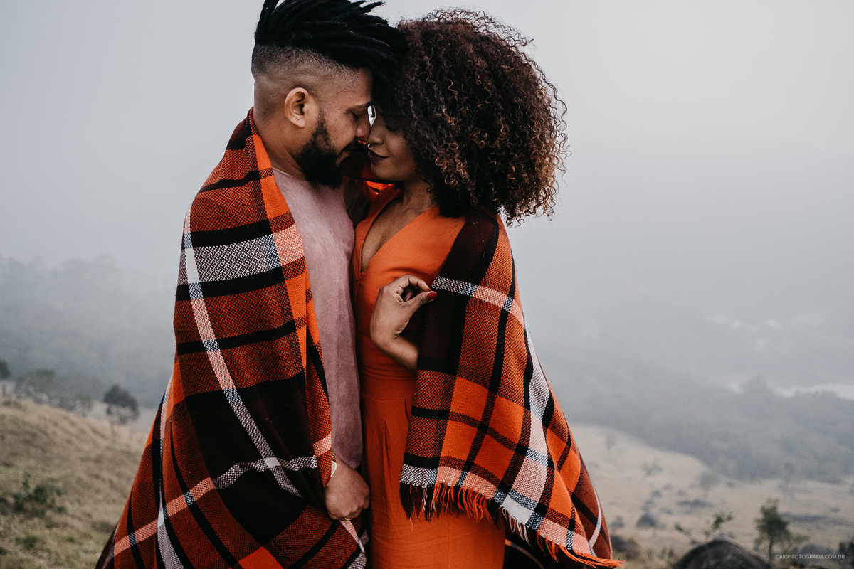 ensaio no campo fotos de casal com neblina casamentos de dia fotografia de casamento fotografos de sao paulo ideias de fotos 