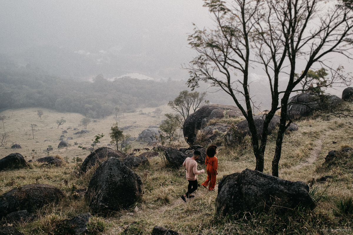 ensaio no campo fotos de casal com neblina casamentos de dia fotografia de casamento fotografos de sao paulo ideias de fotos  
