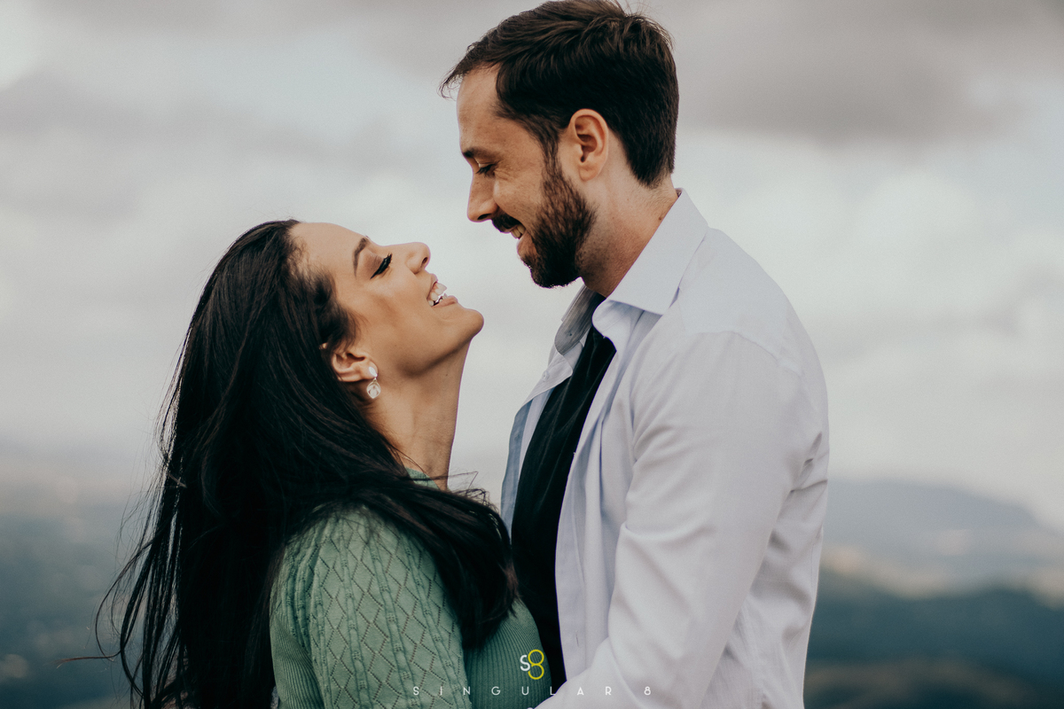 Ensaio pré casamento fotográfico no Pico do Olho D'agua no pôr do sol