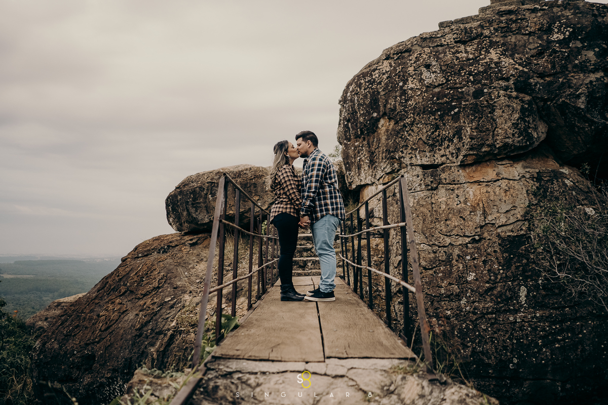 Fotografia de ensaio pré casamento na cruz  com tempo nublado sorocaba fazenda ipanema
