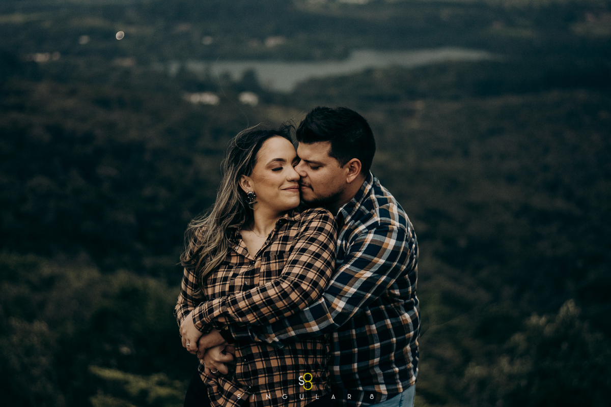Casal em ensaio fotográfico  com tempo nublado sorocaba fazenda ipanema