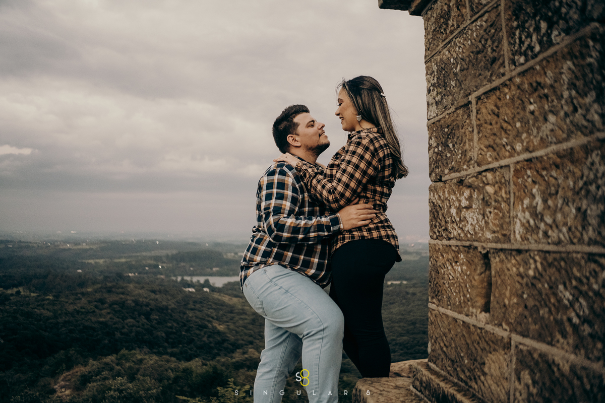 Casal com roupa xadrez em ensaio pré casamento  com tempo nublado sorocaba fazenda ipanema
