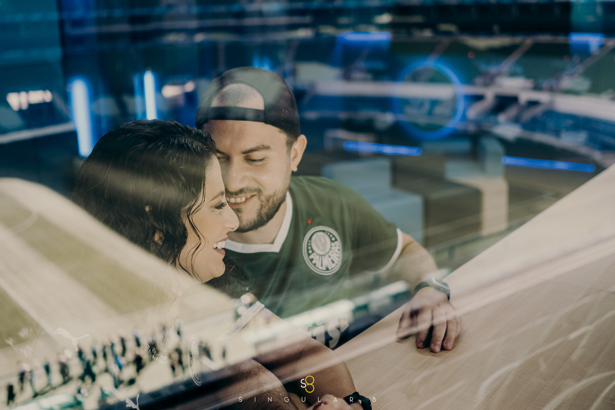fotografia diferente de casal no estadio do palmeiras