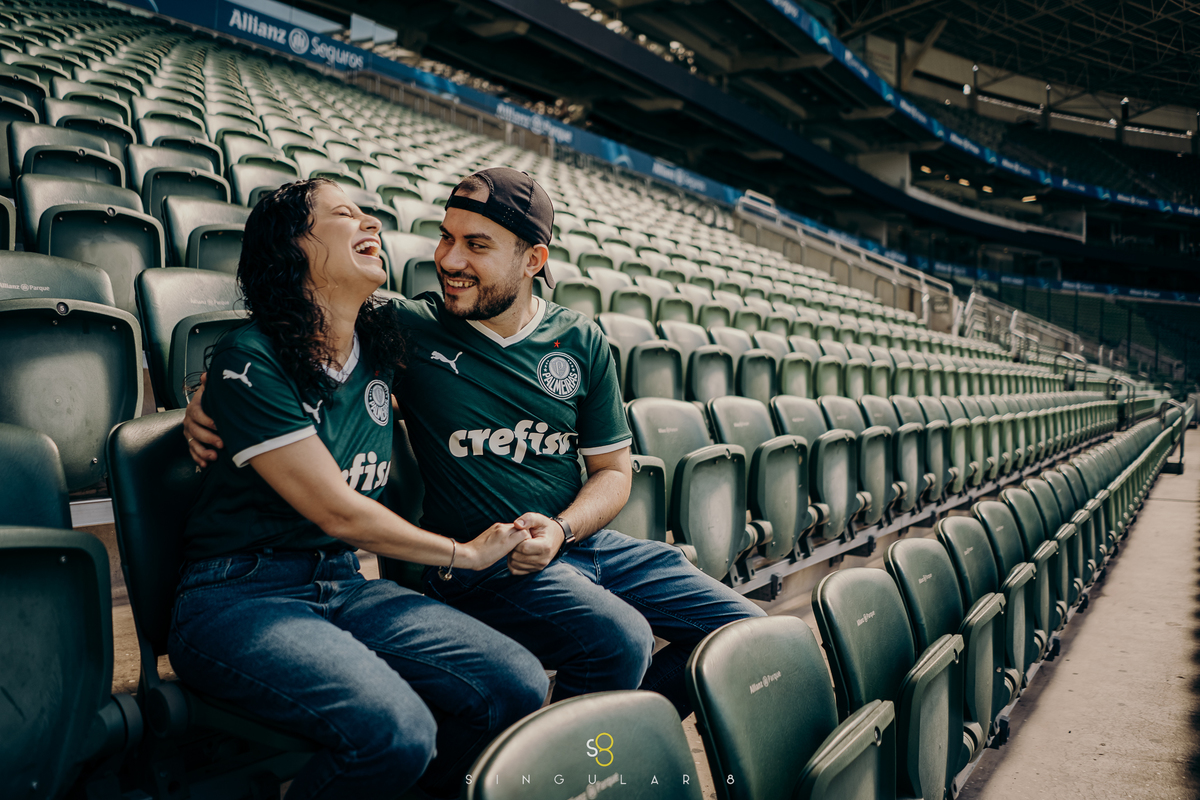fotografia de ensaio pré casamento na arquibancada do estadio do palmeiras