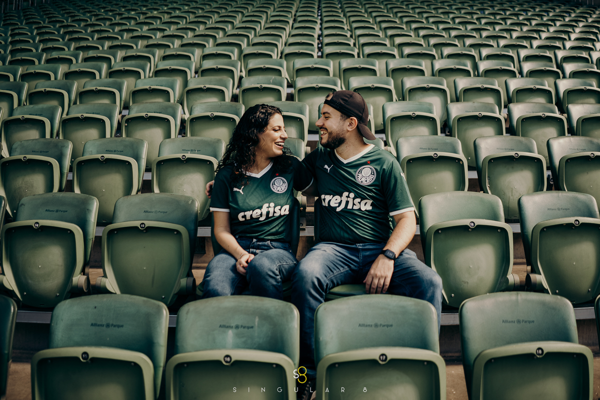 ensaio pré casamento de fotografia na arquibancada do estadio do palmeiras