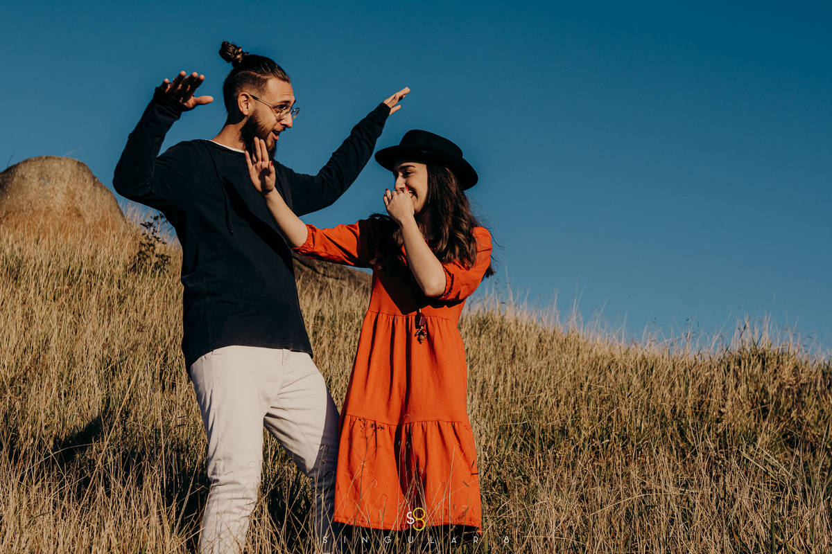 Ensaio pré casamento na montanha com roupas diferentes