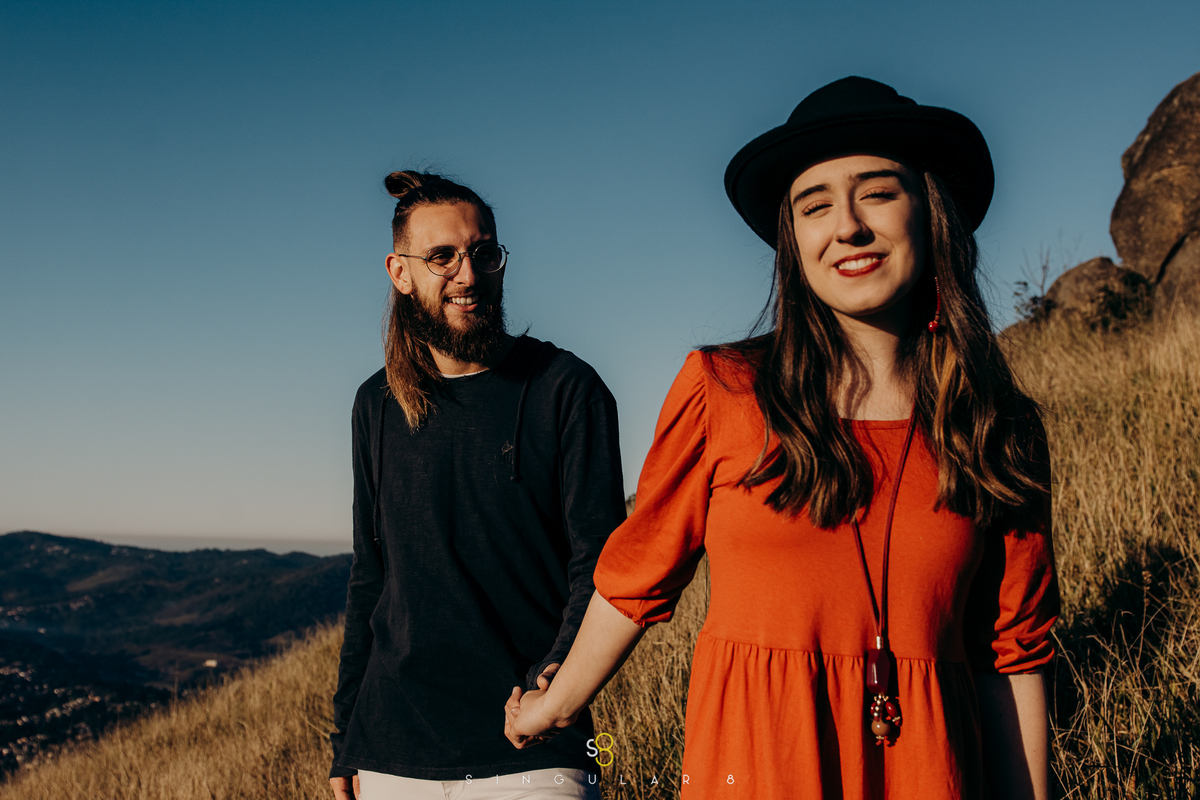 Ensaio pré casamento no amanhecer com roupas diferentes na montanha