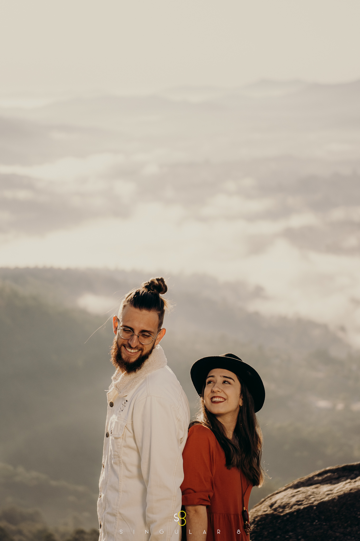 Fotografia de ensaio pré casamento no amanhecer nas nuvens no pico do olho d'agua