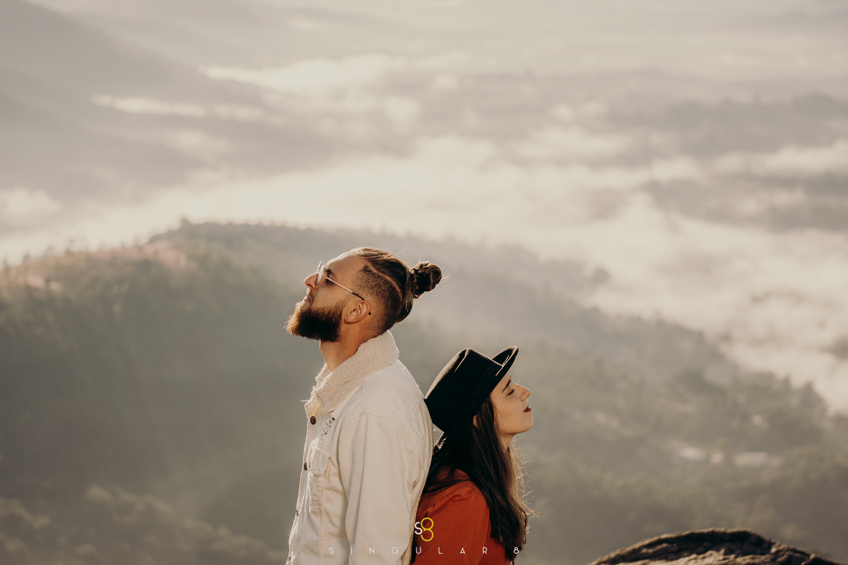 Fotografia de ensaio pré wedding no amanhecer nas nuvens no pico do olho d'agua