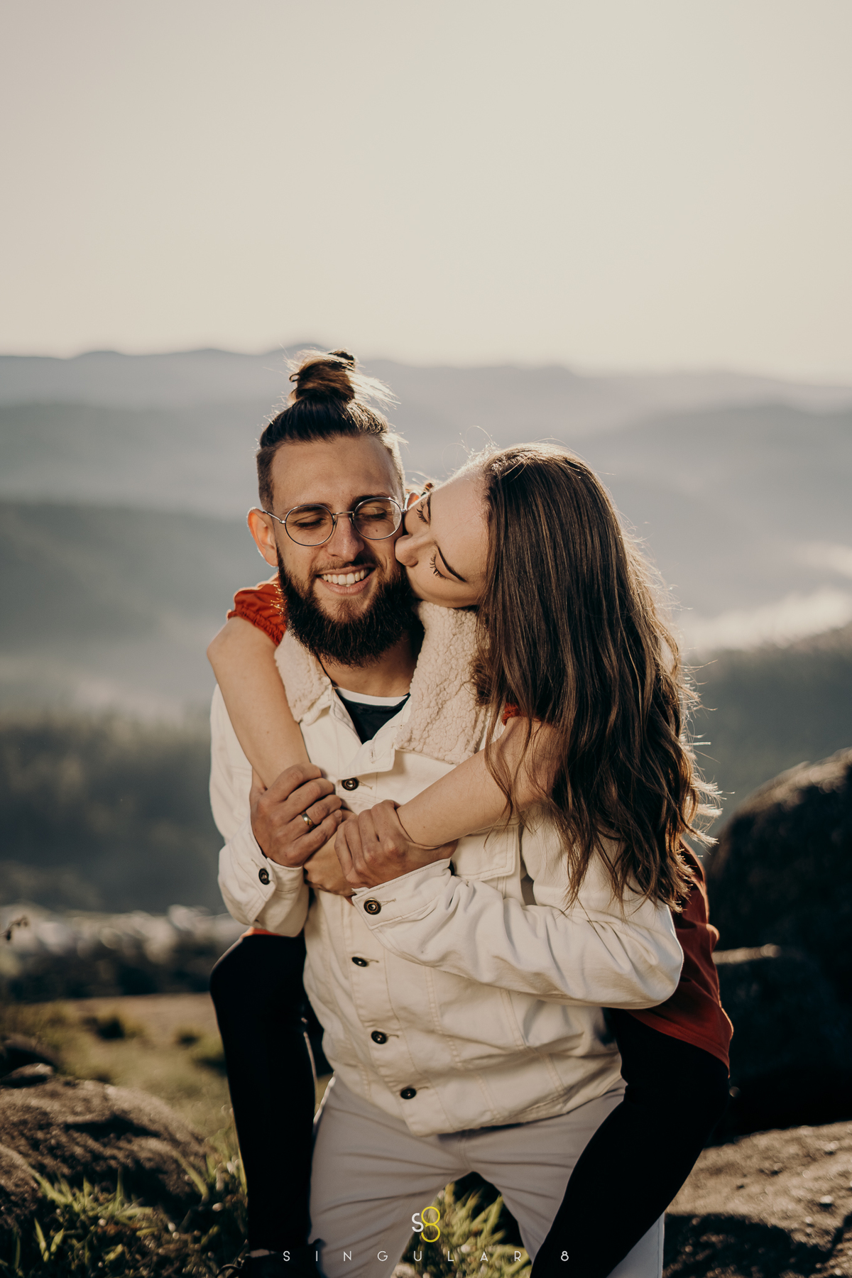 Escolhi esperar no amanhecer nas nuvens no pico do olho d'agua