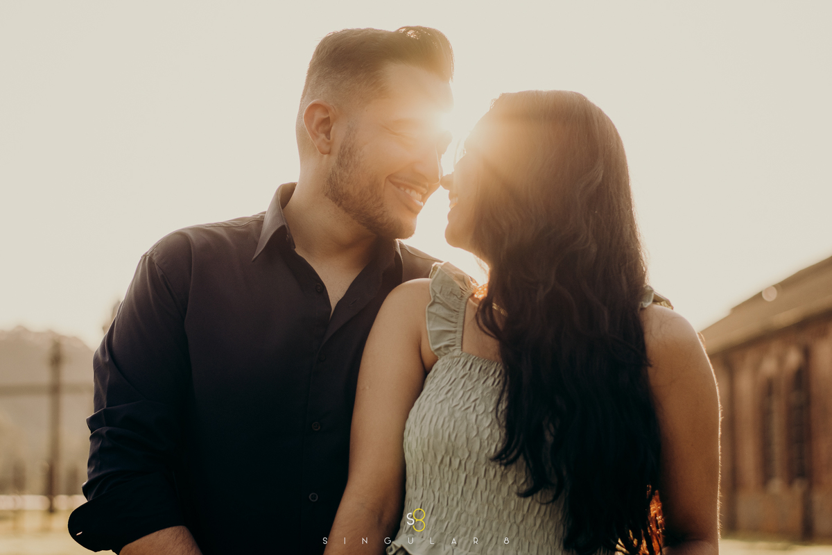 Fotografia de ensaio pré casamento no pôr do sol em Paranapiacaba