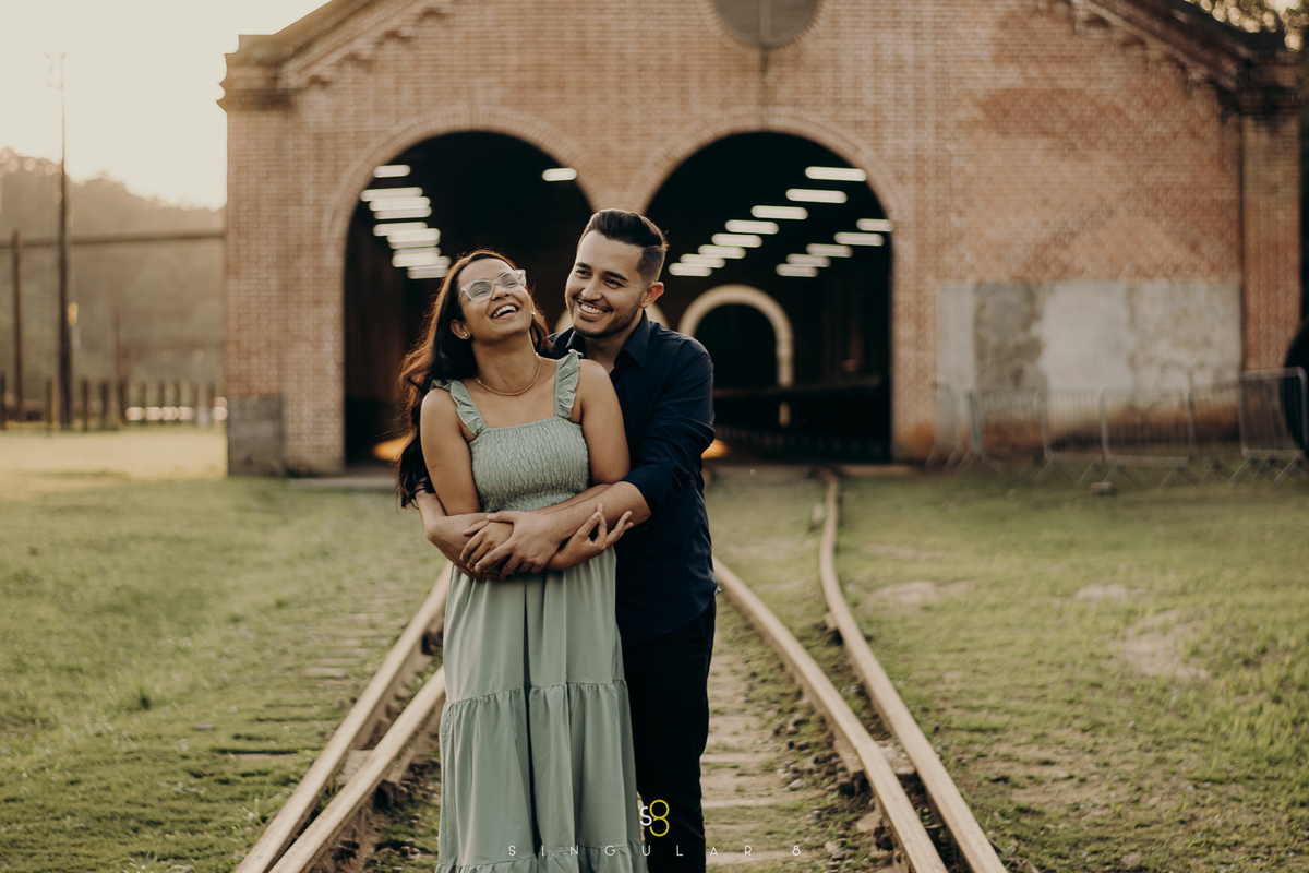 Fotografia de ensaio pré casamento espontâneo em paranapiacaba no pôr do sol