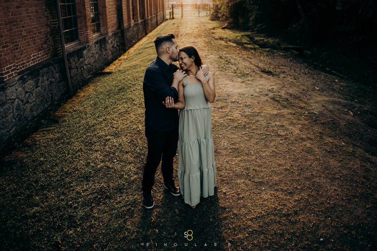 Fotografia de ensaio de casal pré wedding no pôr do sol em Paranapiacaba