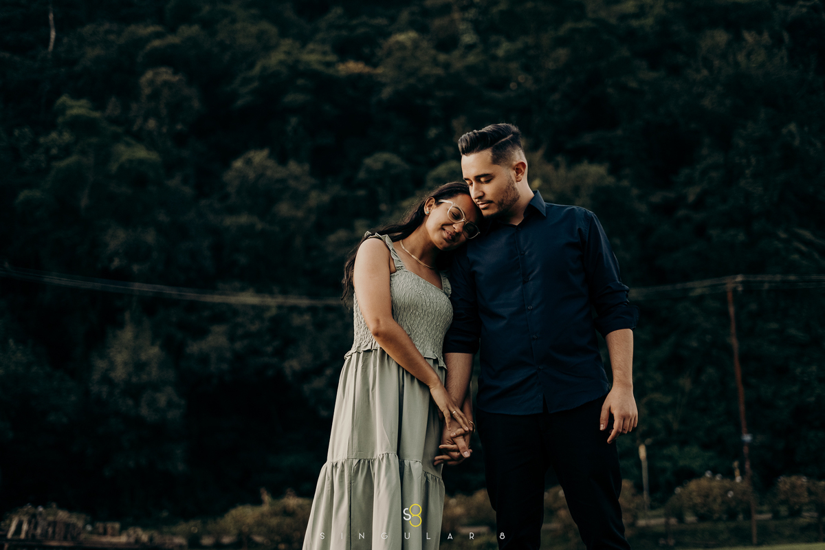 Fotografia de ensaio pré casamento em lugar diferente em paranapiacaba