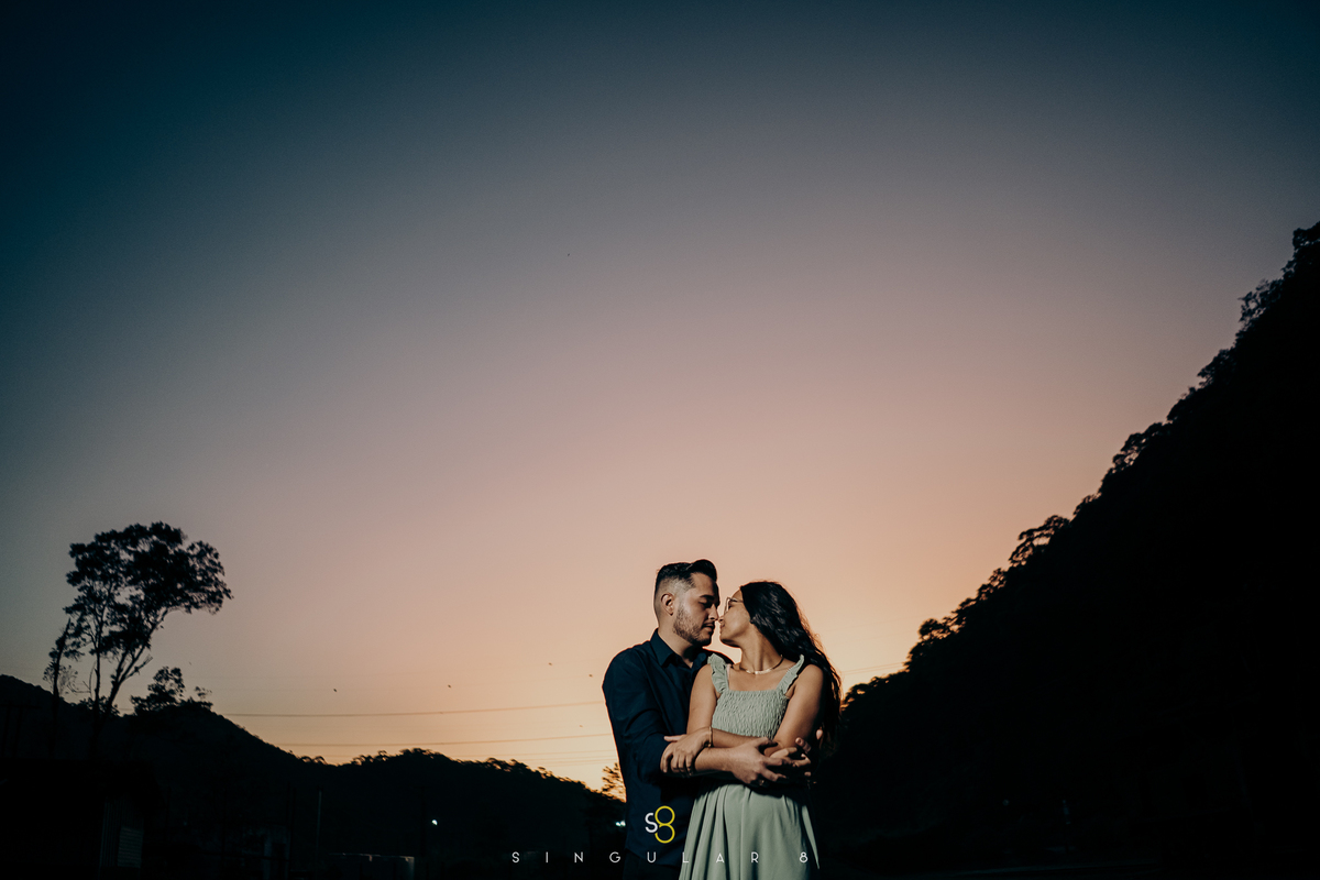 Fotografia de ensaio pré wedding no pôr do sol em paranapiacaba