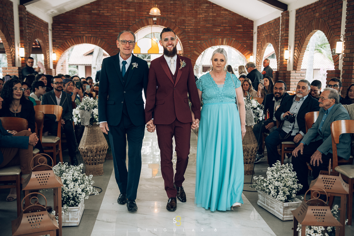 Fotografia de entrada do noivo com o pai e a mãe buffet callegari espaço itália