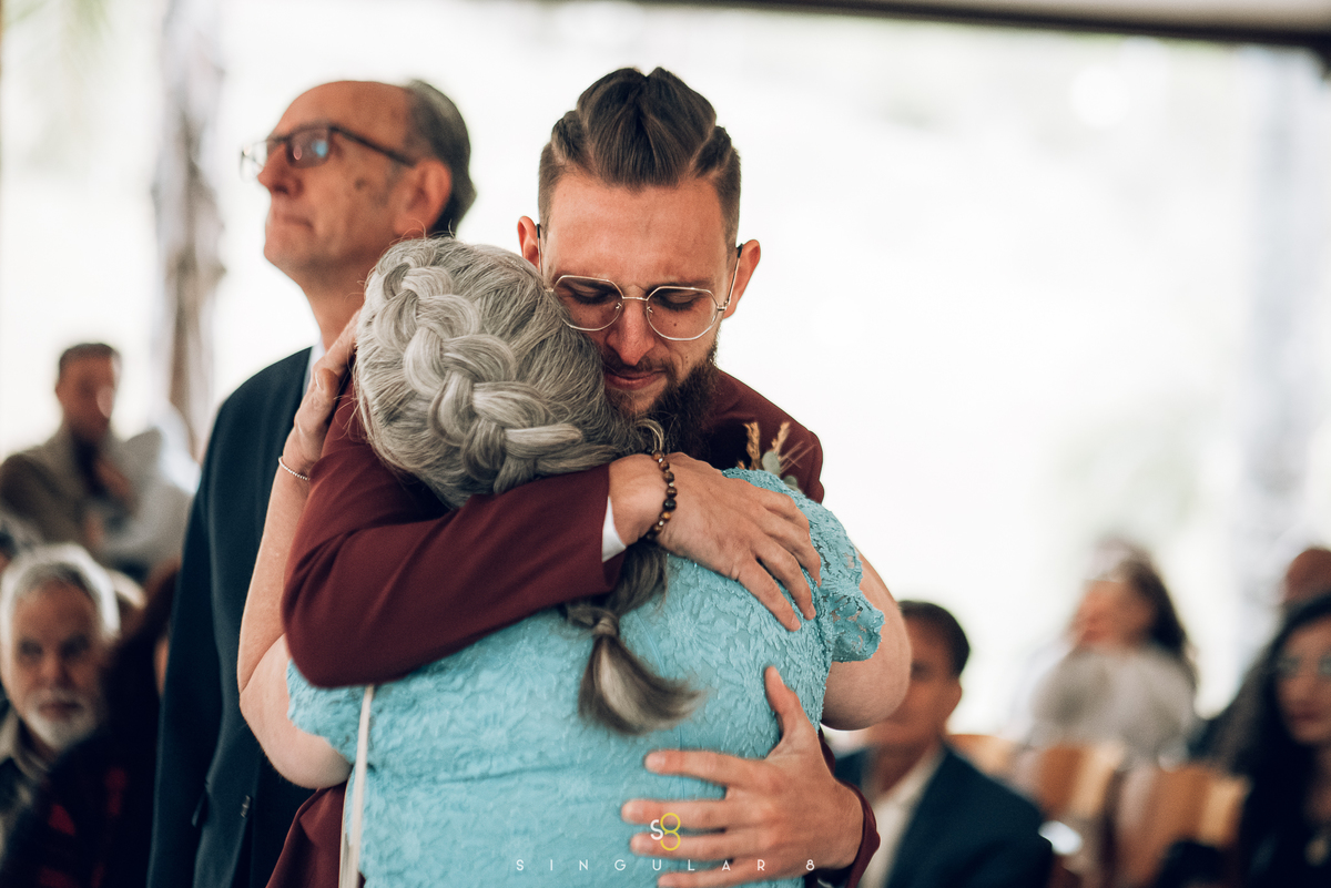 fotografia de casamento emocionante na entrada do noivo buffet callegari espaço itália