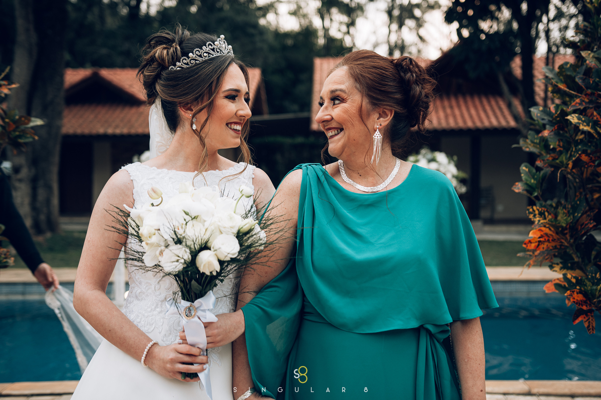 fotografia da noiva entrando com a mãe no casamento buffet callegari espaço itália