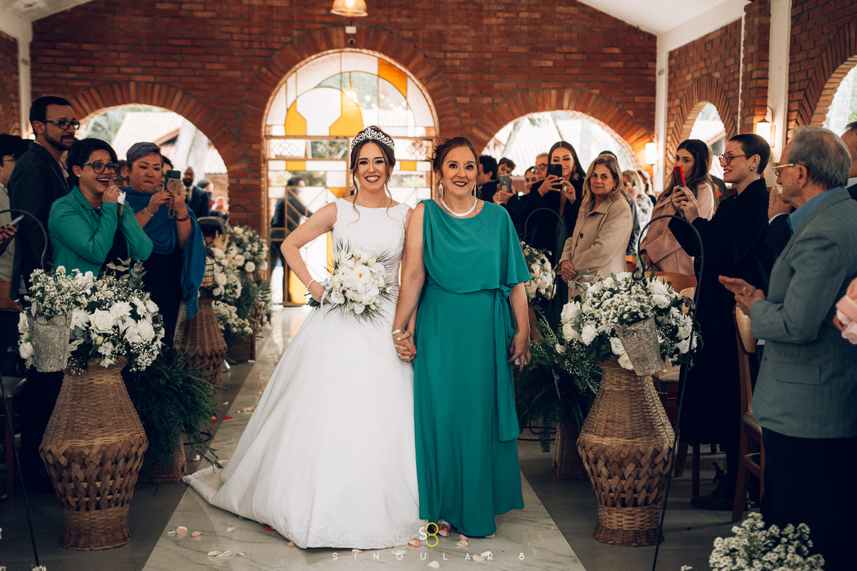 fotografia da entrada da noiva com a mãe em casamento buffet callegari espaço itália