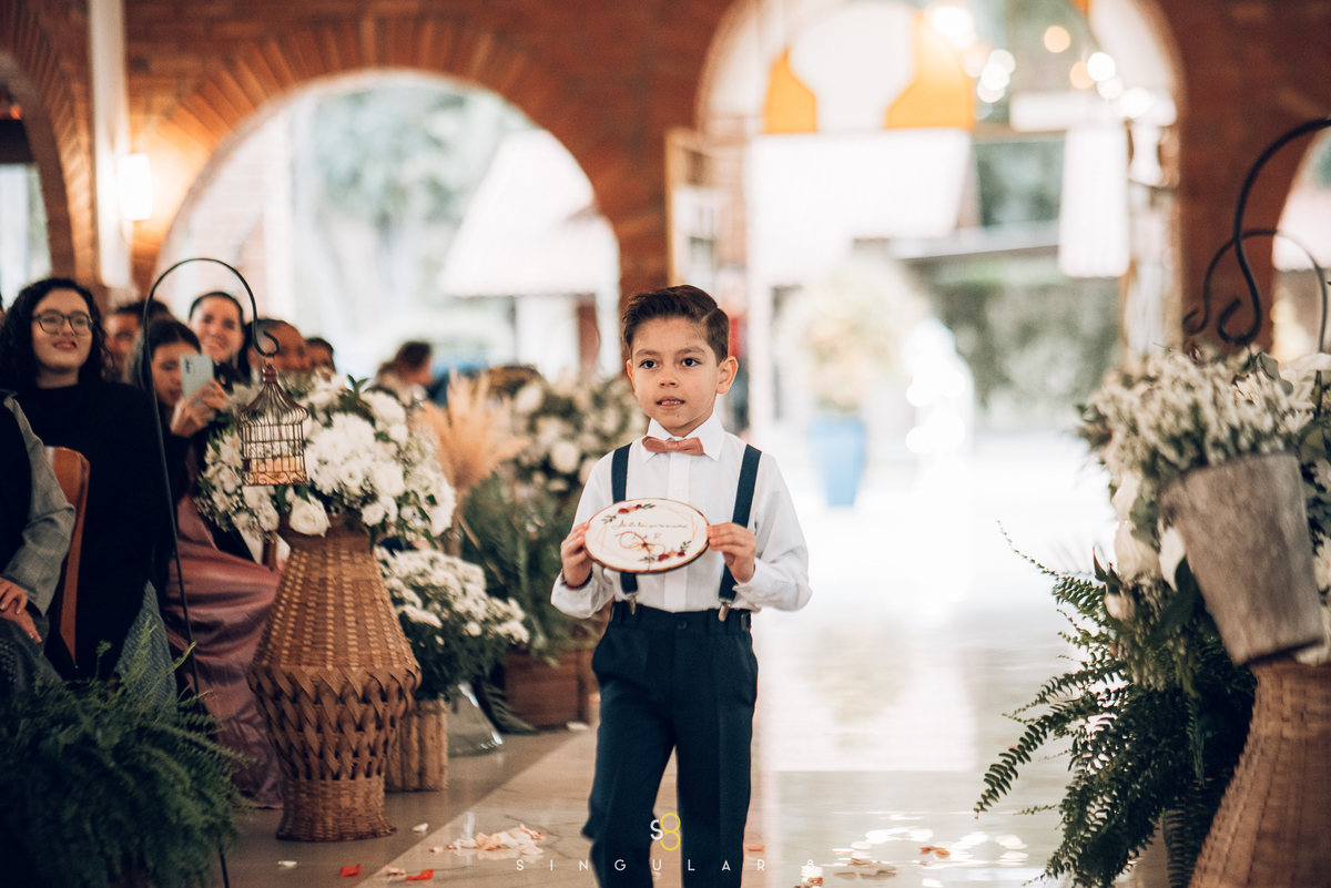 fotografia da entrada de alianças pajem buffet callegari espaço itália