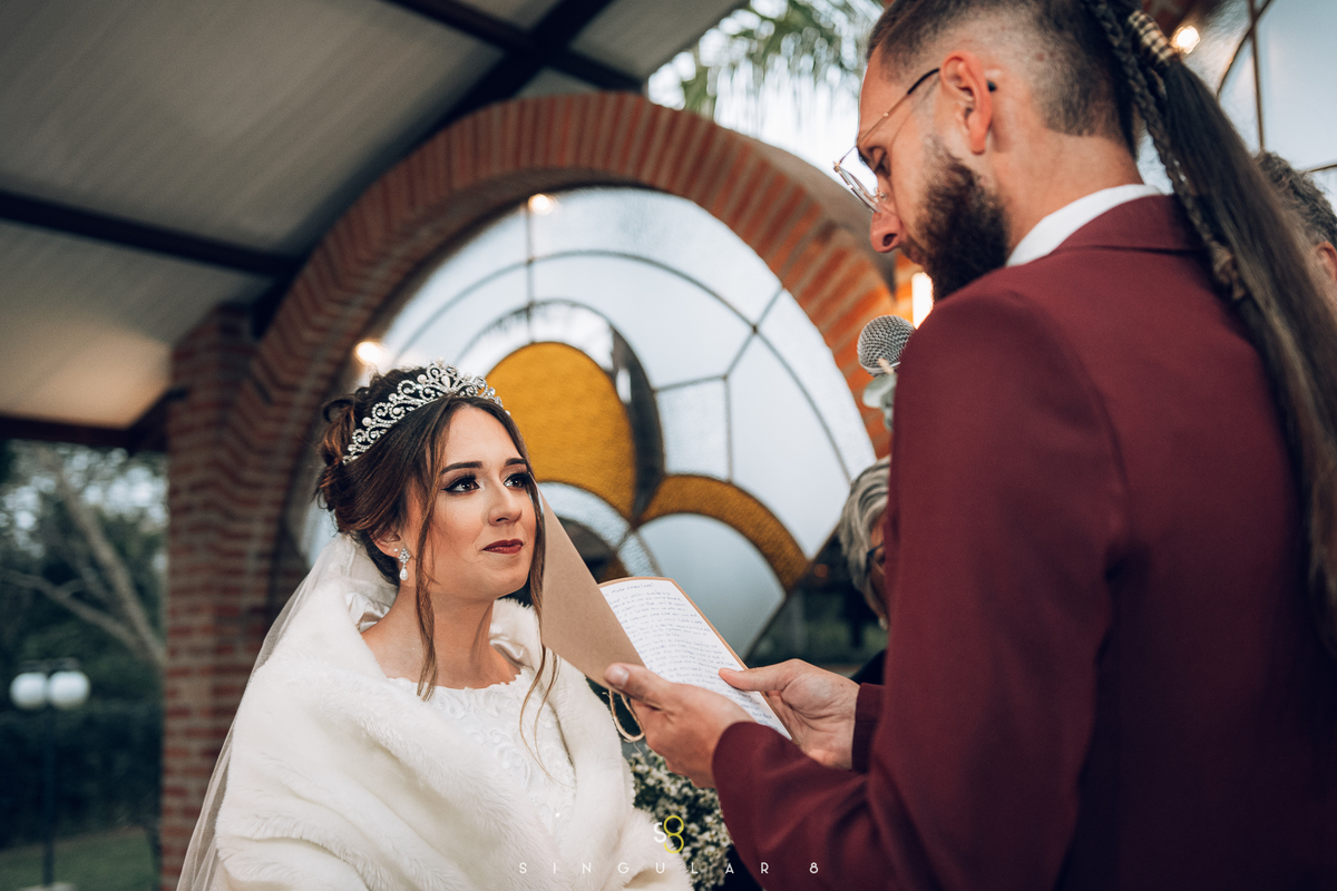 foto de noiva emocionada com os votos do casamento buffet callegari espaço itália