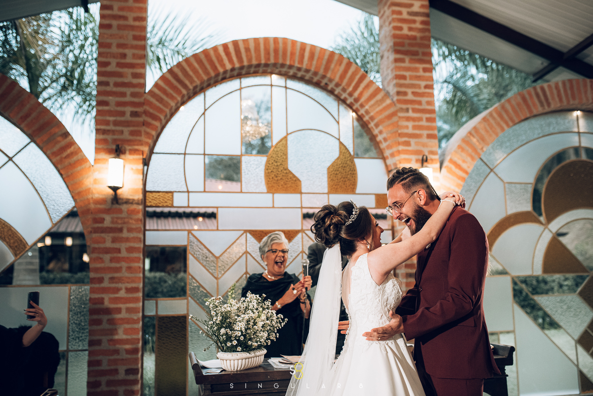 Fotografia de primeiro beijo no altar buffet callegari espaço itália