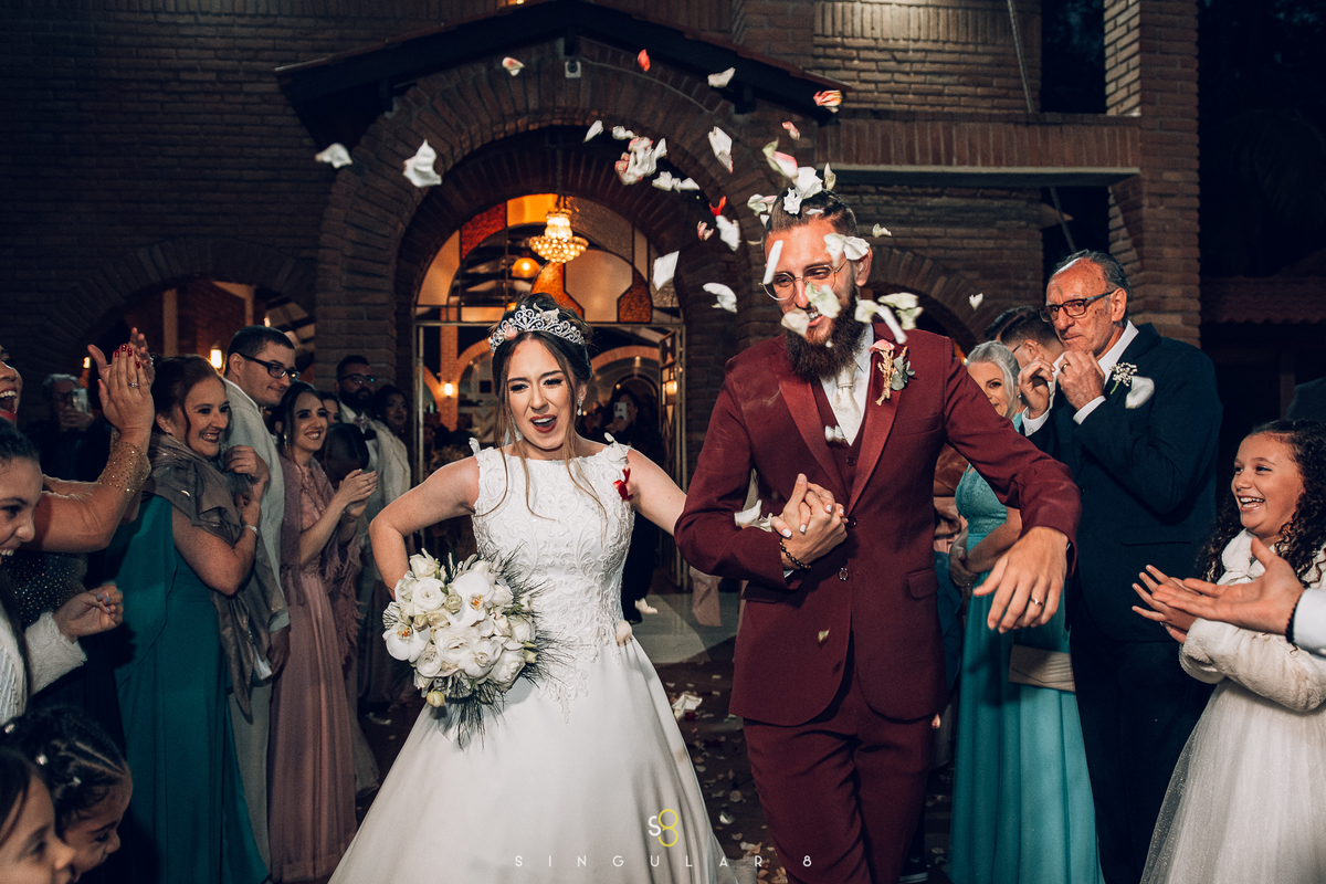 saída dos noivos com pétalas de rosas no buffet callegari espaço itália
