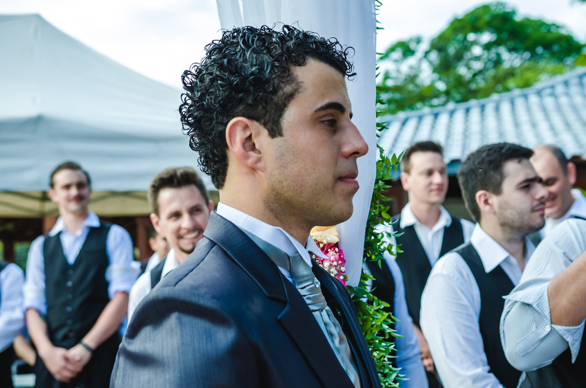 Fotografia de noivo emocionado em cerimônia de casamento em Nazaré Paulista