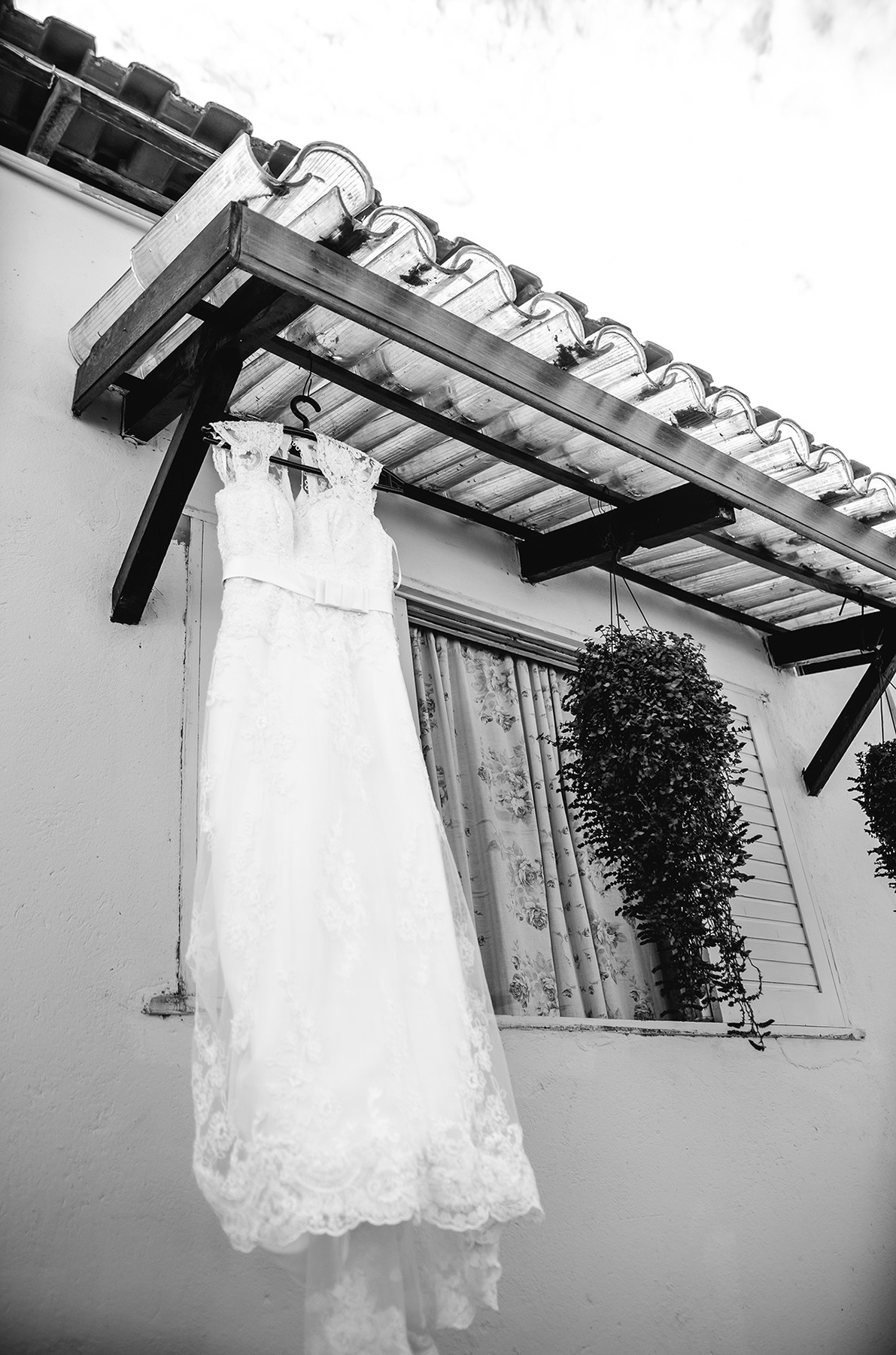 Fotografia do vestido da noiva pendurado em making of de casamento