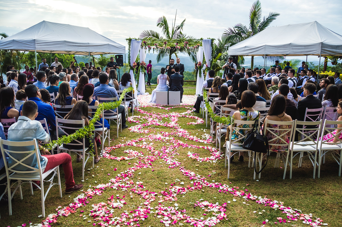 Decoração com pétalas para casamento de dia em sítio Nazaré Paulista