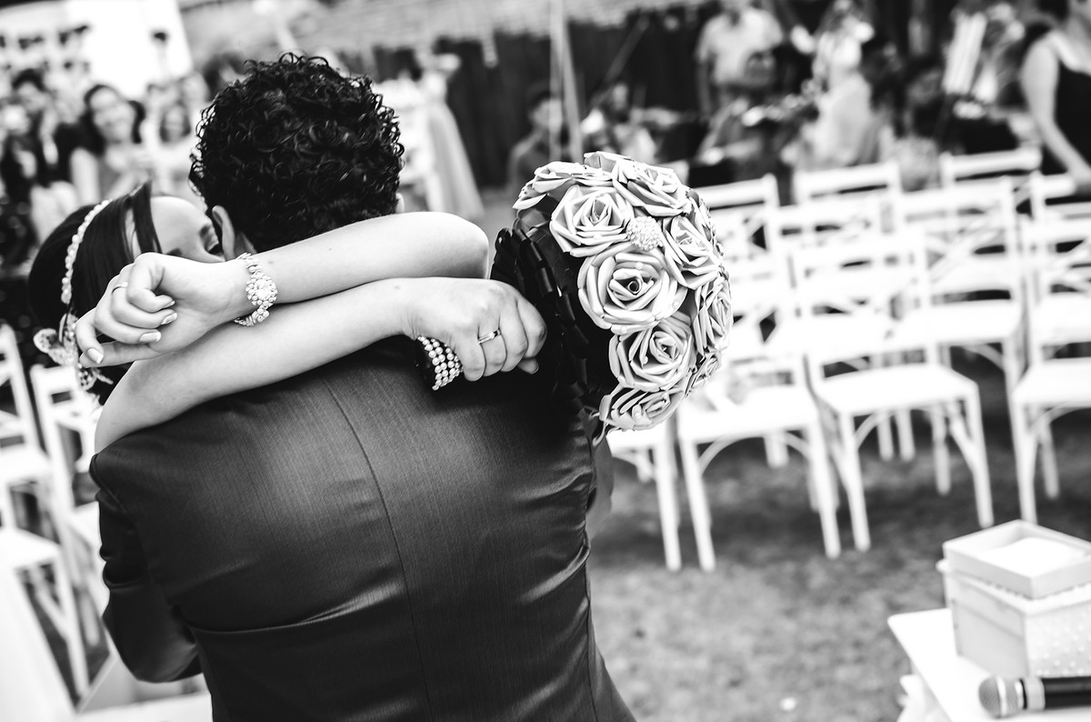 Foto do beijo dos noivos em Casamento de dia em sítio em Nazaré Paulista