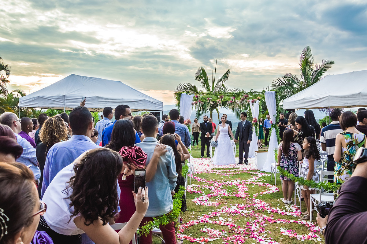 Foto de casamento no pôr do sol em Nazaré Paulista