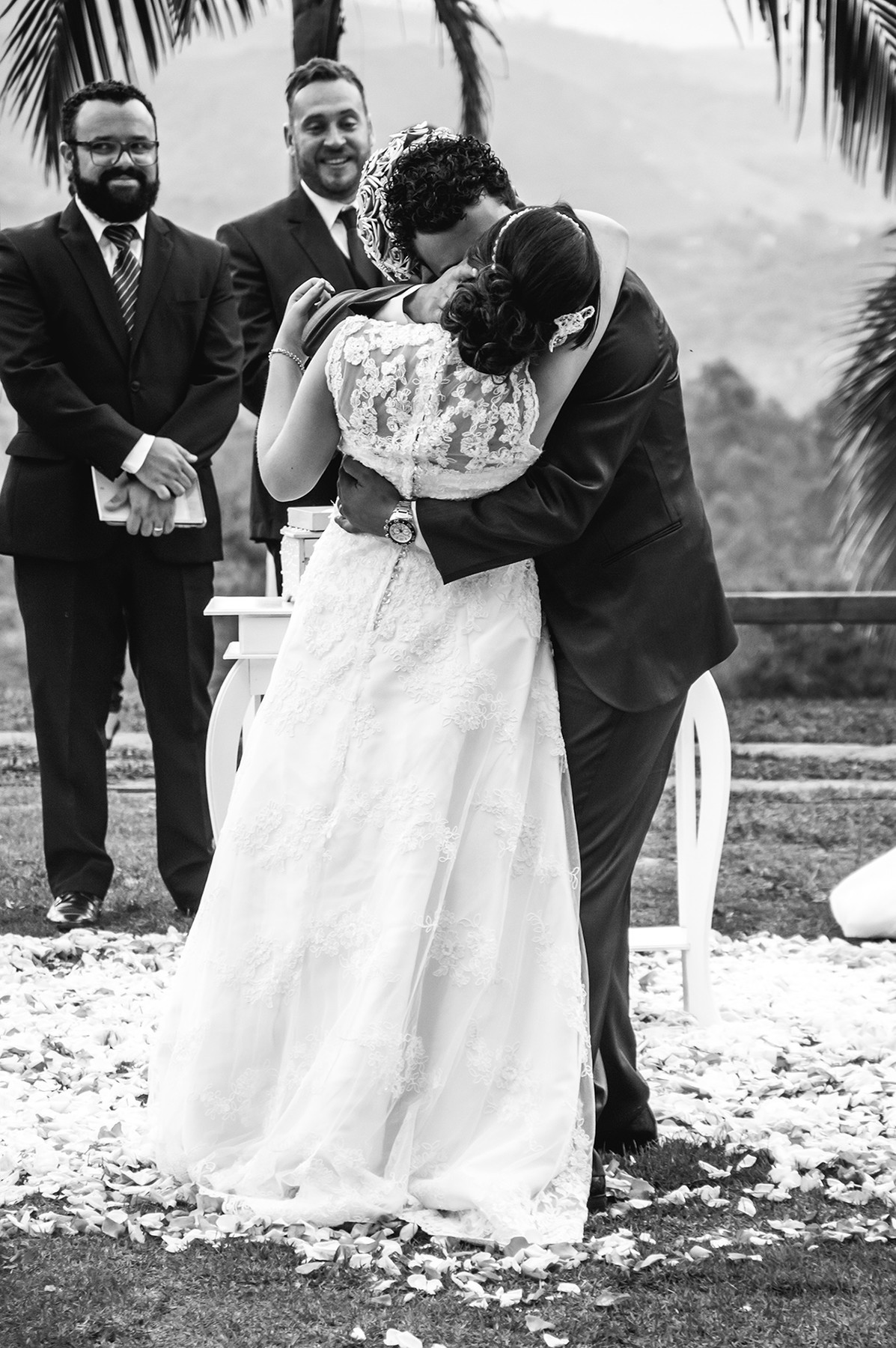 Foto do beijo dos noivos em casamento de dia em Nazaré Paulista