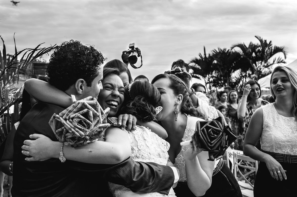 Fotografia criativa de madrinhas no casamento de dia em Nazaré Paulista