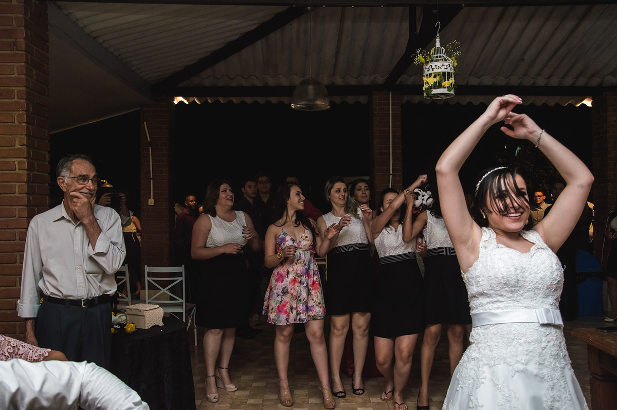 Fotografia das mulheres pegando o bouquet em casamento de dia em Nazaré Paulista