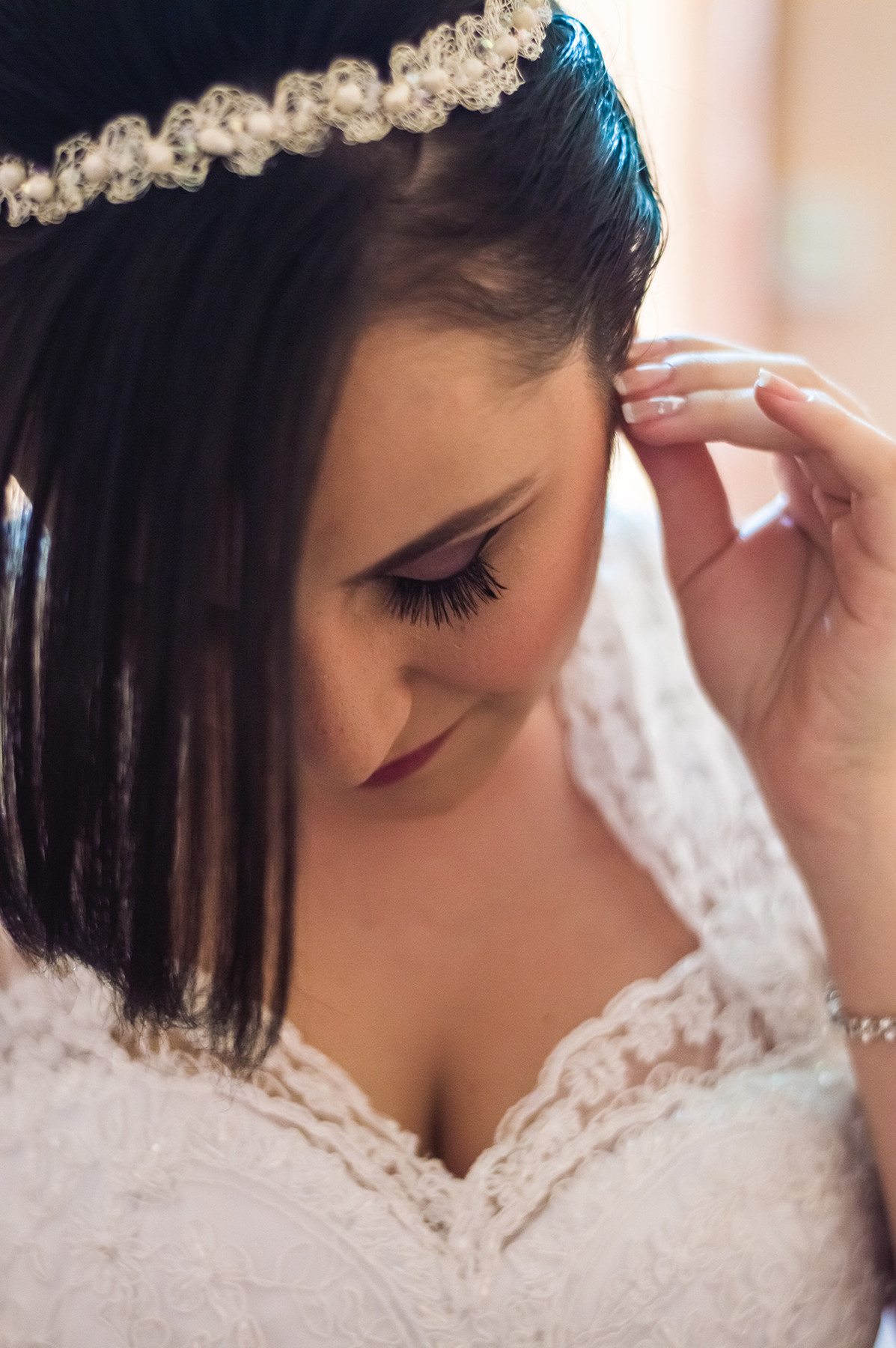 Fotografia de noiva colocando o brinco no making of em casamento em Nazaré Paulista