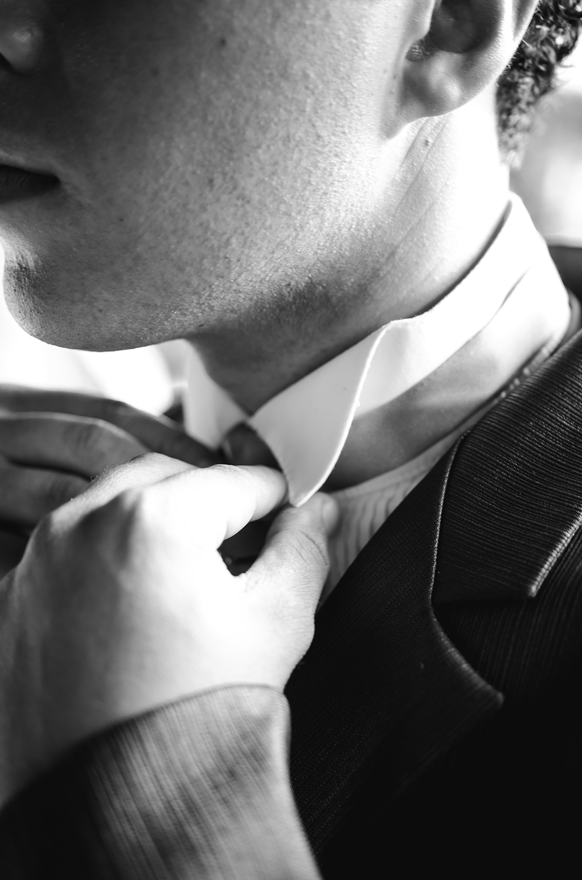 Fotografia do making of do noivo em casamento em Nazaré Paulista