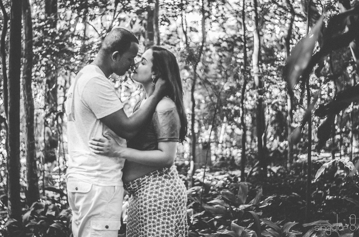 Fotografia de ensaio de gestante de saia e top no Parque Trianon