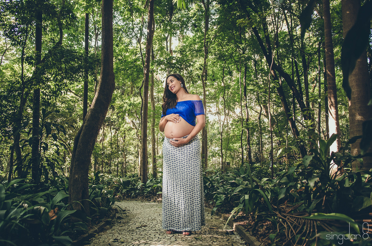 Fotografia de gestante de saia longa com top no Parque Trianon na Av Paulista