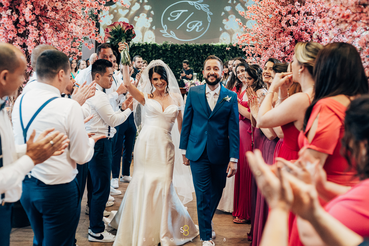 fotografia da saída dos noivos no casamento moema grupo bisutti vila olimpia 