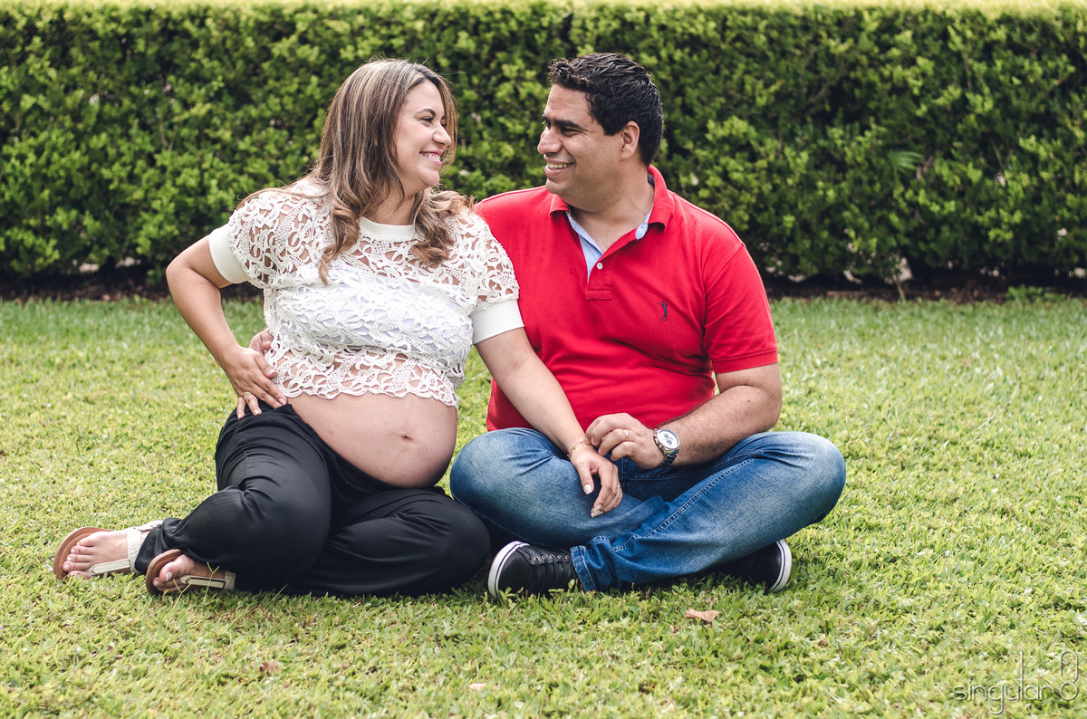 casal sentado na grama