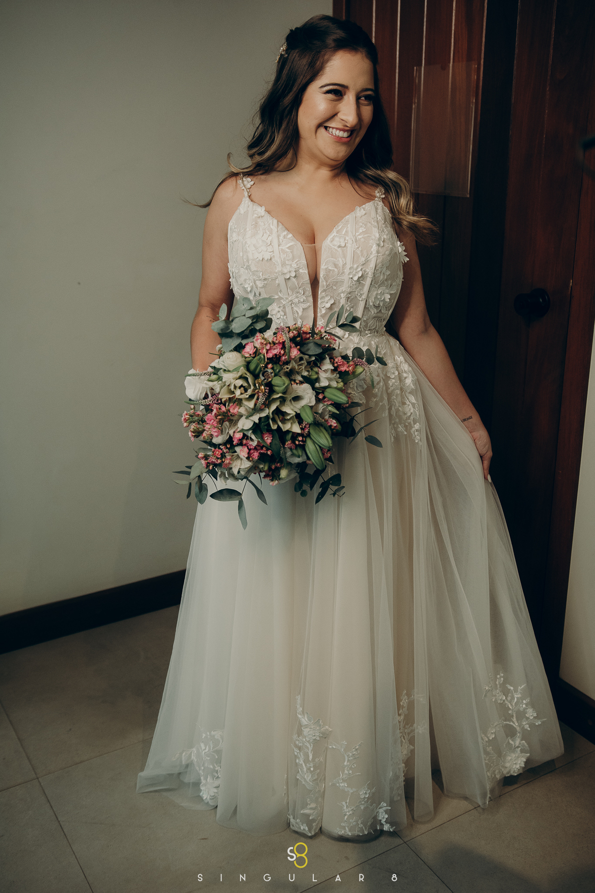 Fotografia de noiva usando vestido da Natkat Bridal no casamento de dia no Recanto Callegari em Mairiporã