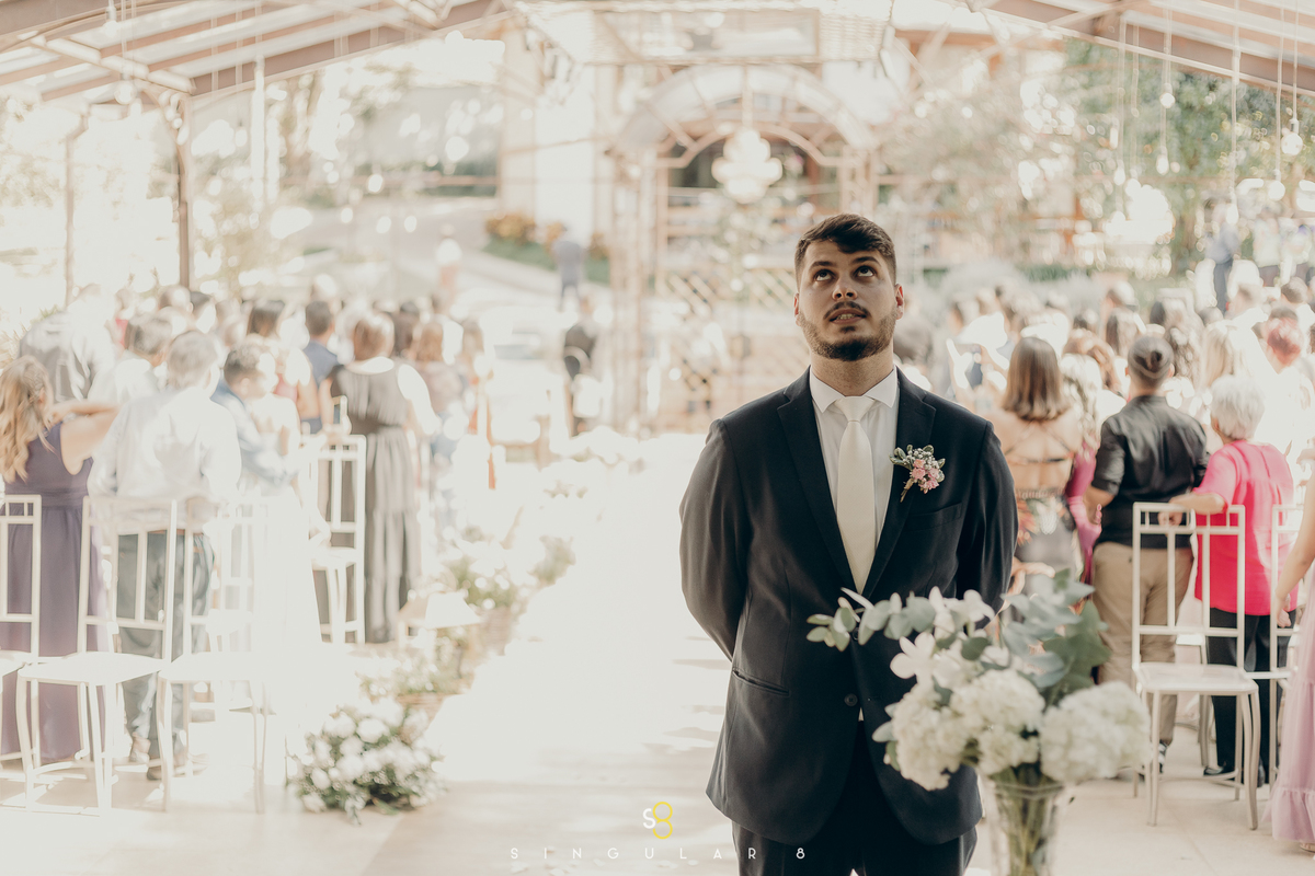 Fotografia da reação emocionante do noivo esperando a noiva no altar no casamento de dia no Recanto Callegari Buffet em mairiporã