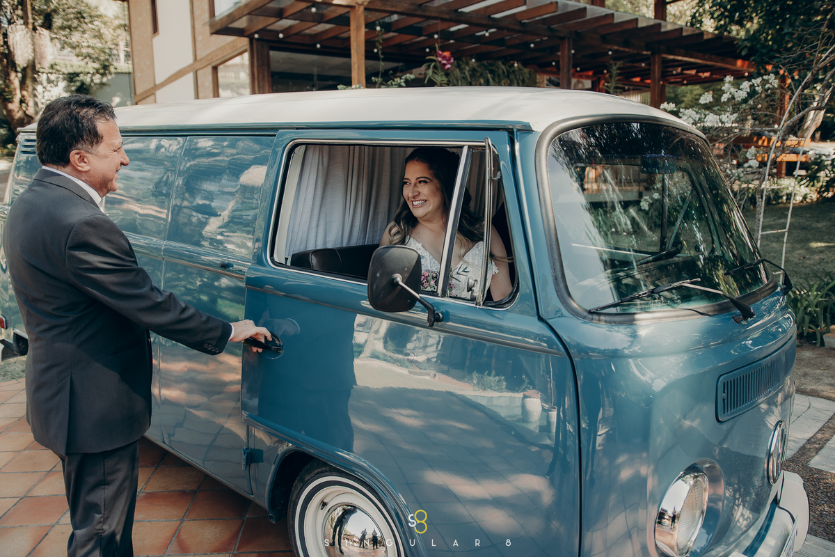 fotografia de noiva chegando de Kombi no casamento no Recanto Callegari Mairiporã para casamento de dia