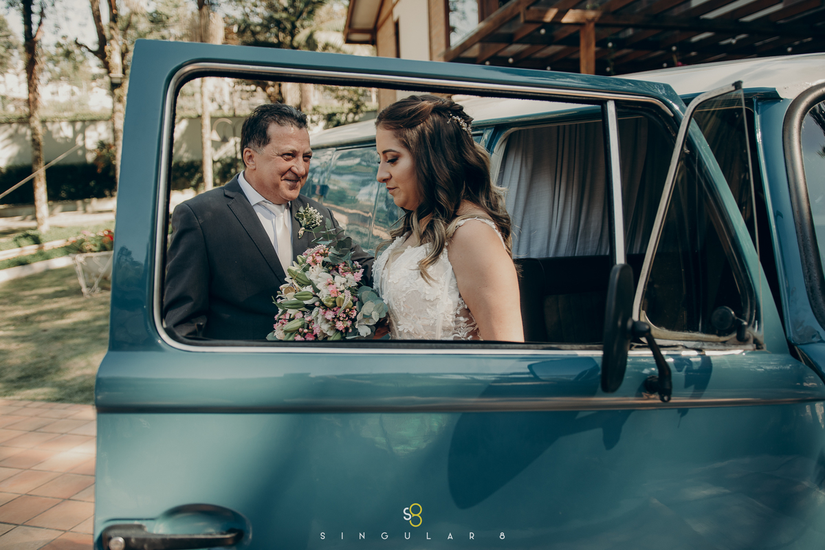 Fotografia do pai da noiva com ela no carro da cerimônia emocionante do casamento de dia no Recanto Callegari no Buffet em Mairiporã