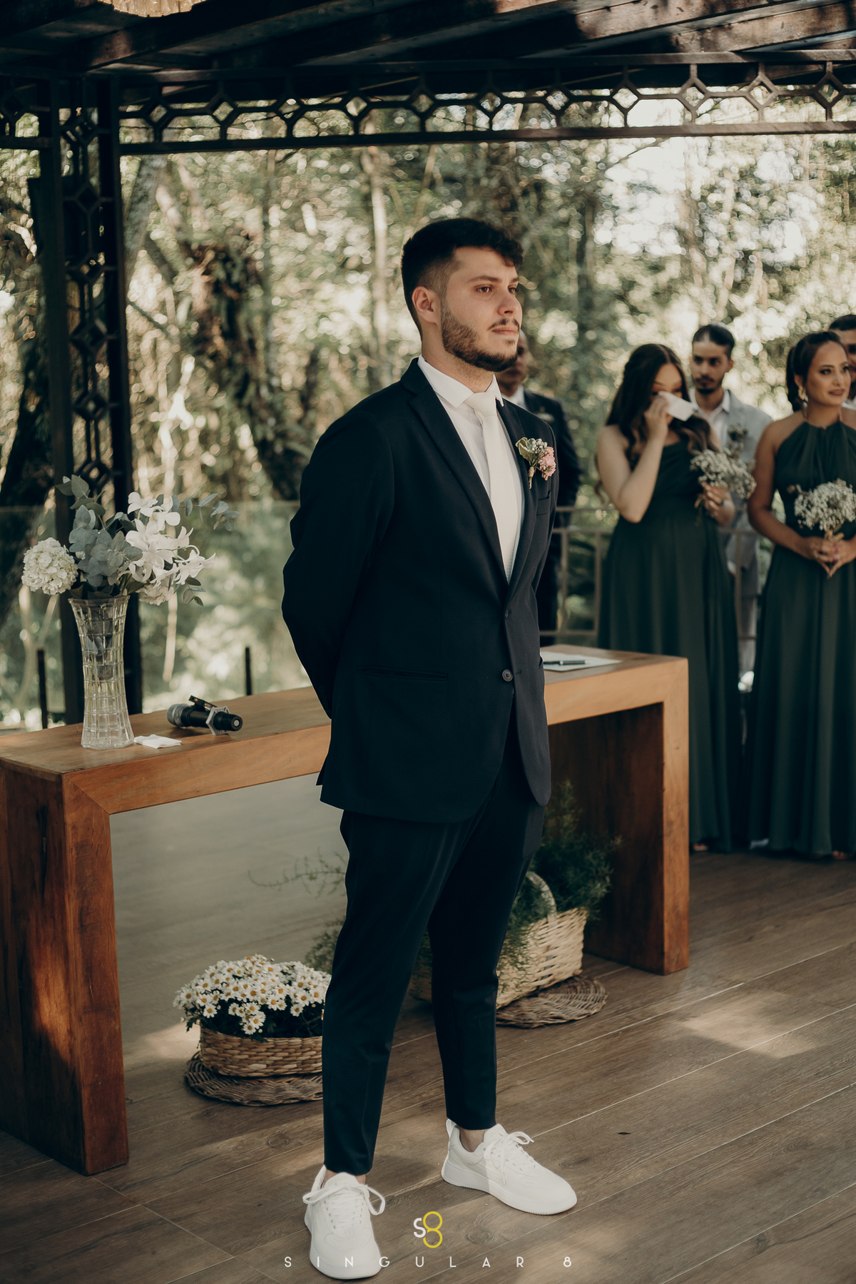 Fotografia da reação do noivo na entrada da noiva no buffet callegari em mairiporã casamento de dia