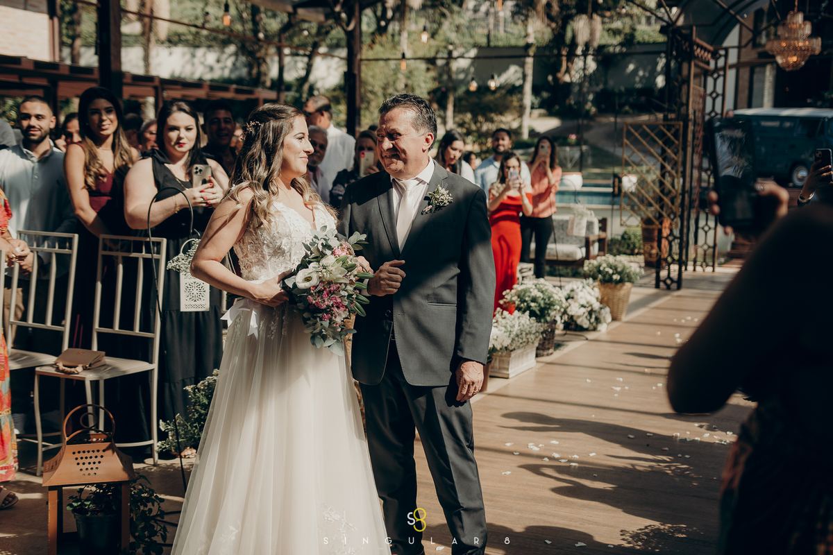 Fotografia de casamento no Buffet Callegari Mairiporã entrada emocionante da noiva com seu pai